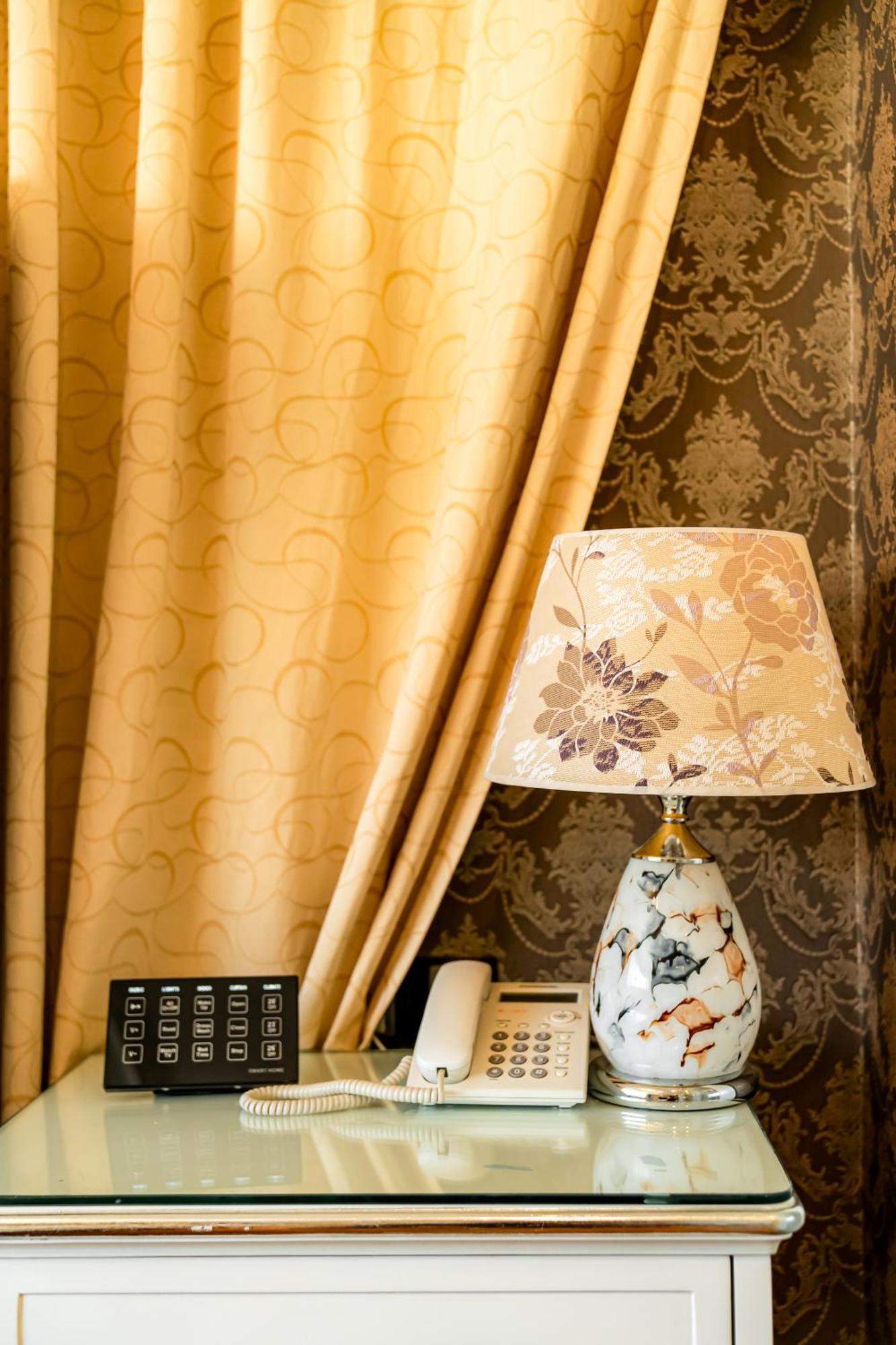 Hoang Trieu Hotel Ho Chi Minh City Bagian luar foto