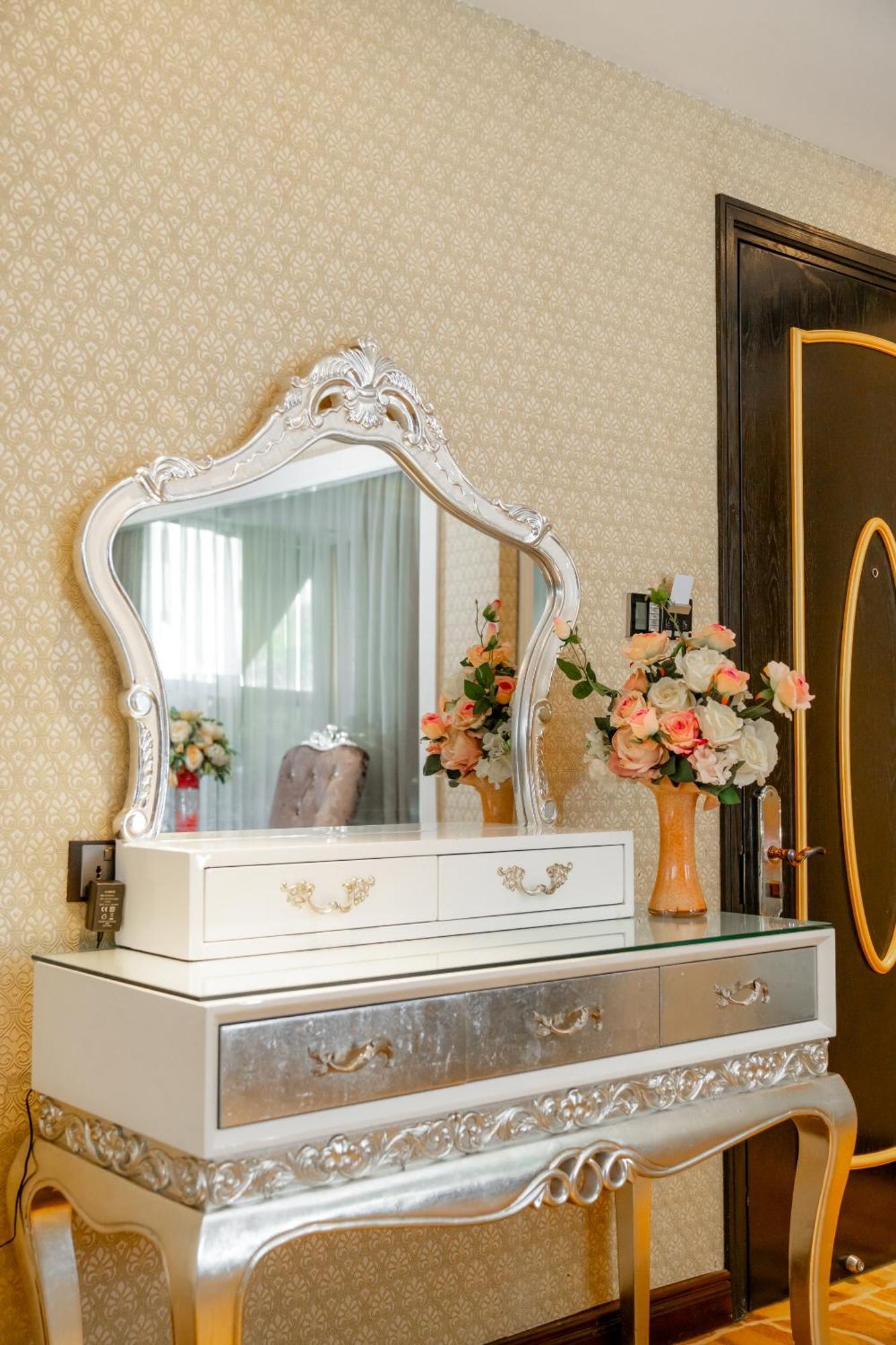 Hoang Trieu Hotel Ho Chi Minh City Bagian luar foto